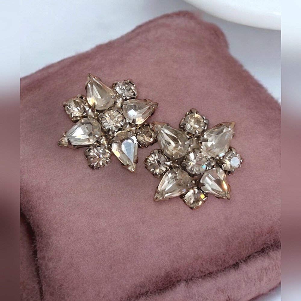 Vintage Weiss Crystal Rhinestone Screw Back Earrings